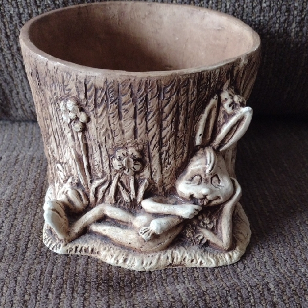 Pompadour Bunny Eating Carrot 5' Wide Planter Vintage 1987